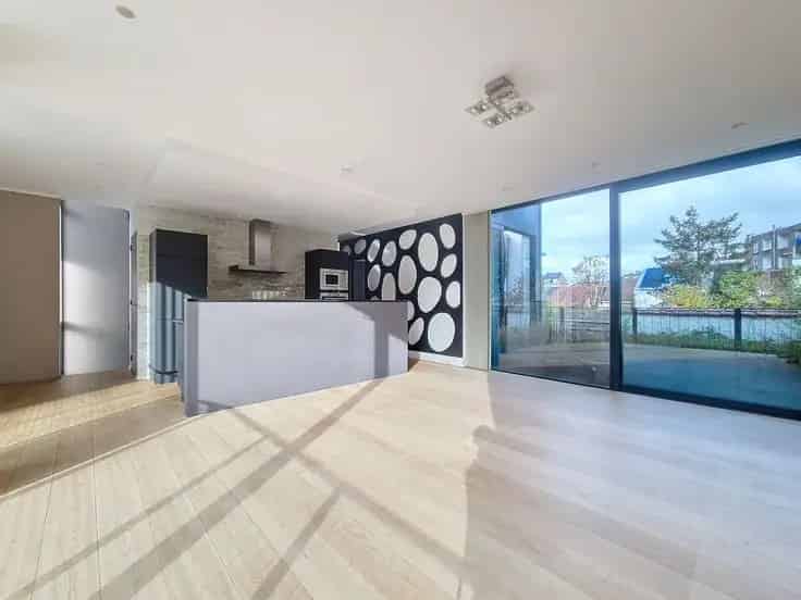 Huis Te Koop: Ruime woning met kantoren en parkeerplaats