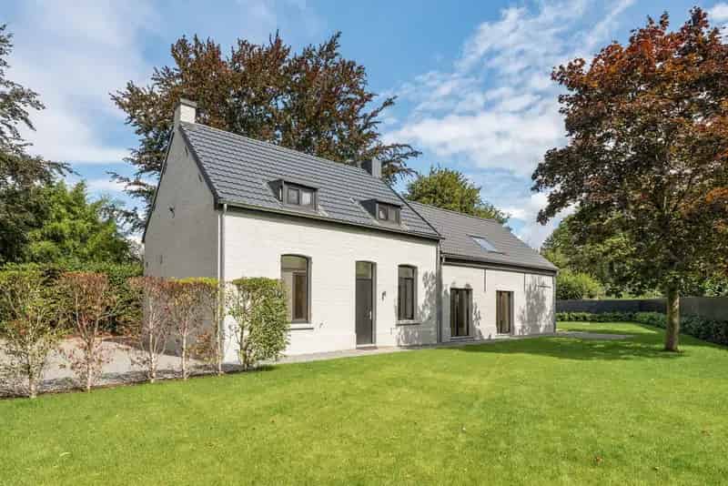 Gerenoveerde hoeve 1313m² met inrijlaan