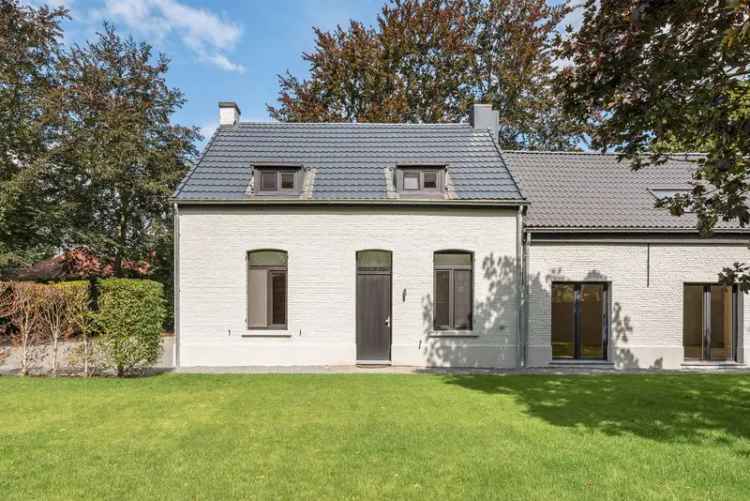 Gerenoveerde hoeve op 1313 m² met inrijlaan.