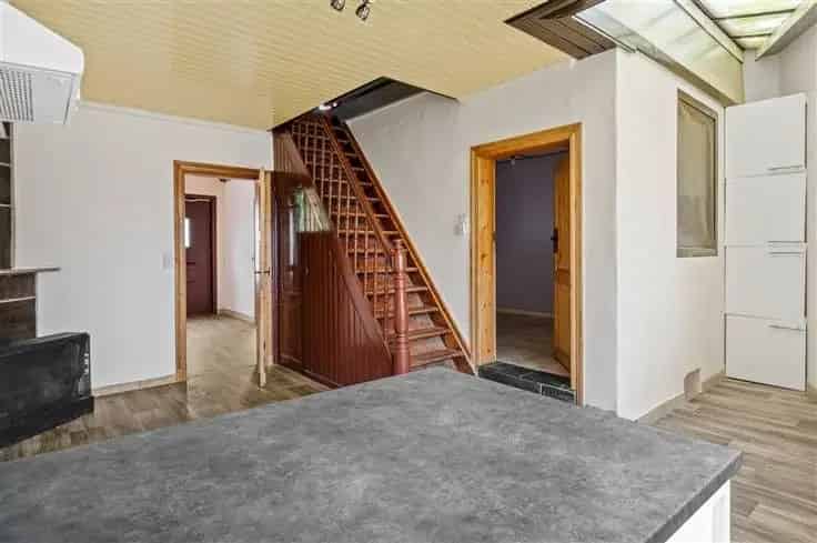 Te renoveren woning met 2 slaapkamers en garage