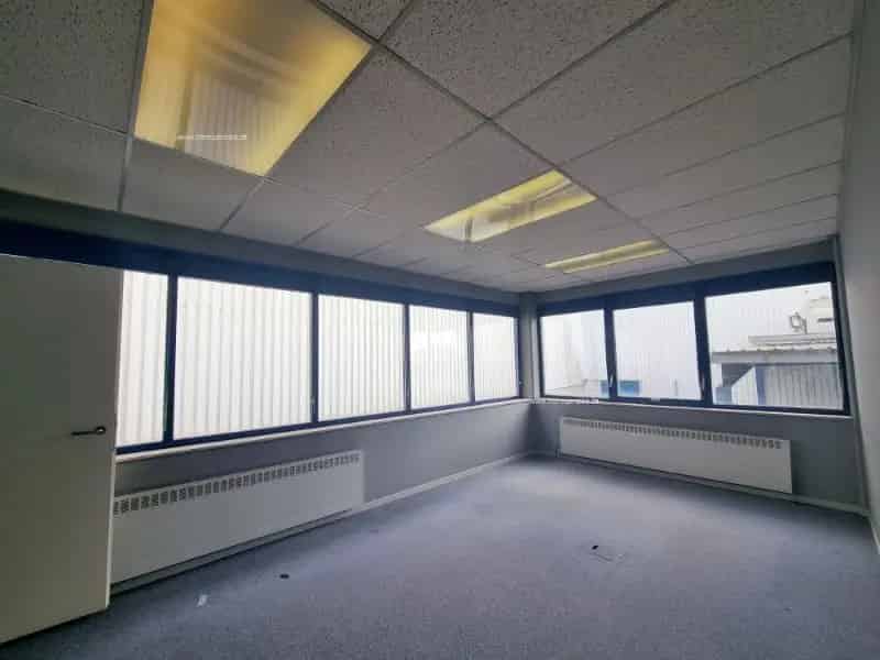 Kantoor te Huur Beveren-Waas E17 - 184m² of 215m² + Magazijn