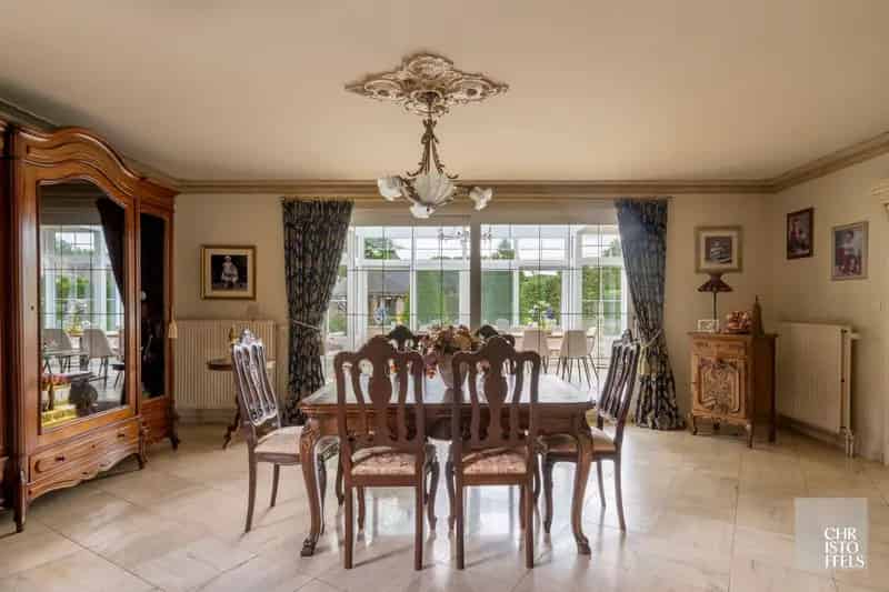 Villa met praktijk en zwembad
