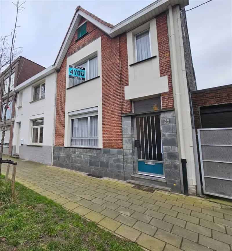 Huis te koop Berchem: Ruime woning met tuin te renoveren