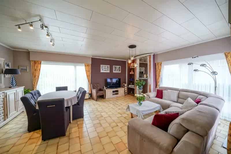 Bungalow te koop - 3 slaapkamers - grote tuin - 2 garages