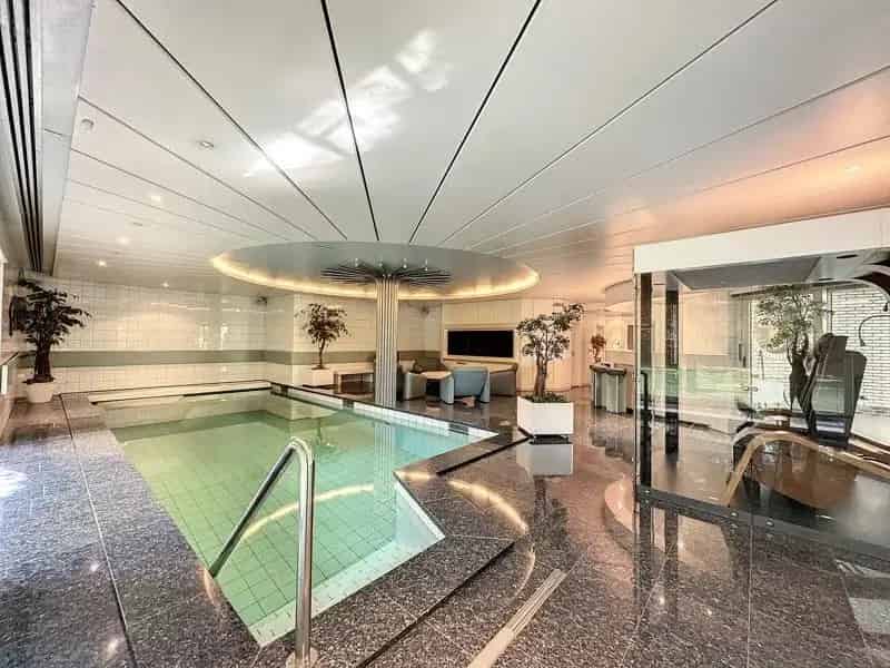 Mooie villa met 4 slaapkamers en binnenzwembad