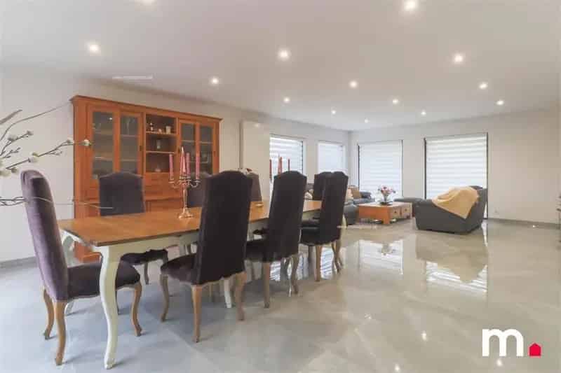 Huis te koop Kuurne: Villa met 4 slaapkamers en magazijn