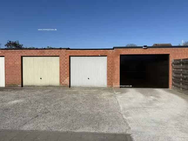 Garage te koop Deinze - Ruime garage met berging en autostaanplaats