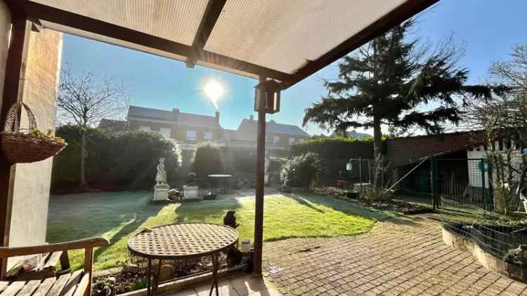 Te huur huis met 4 kamers en garage in een grote onderkelderde woning