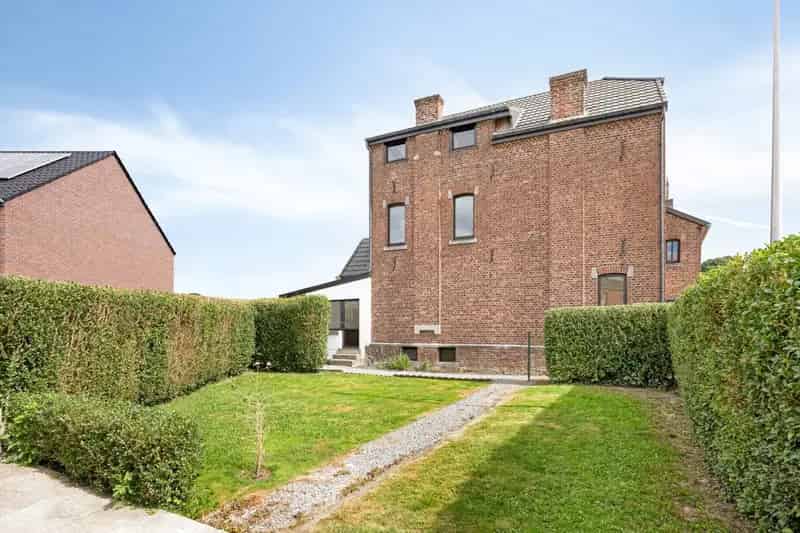 Woning met veel woonoppervlakte, zolder, garage en tuin te Tongeren-Lauw