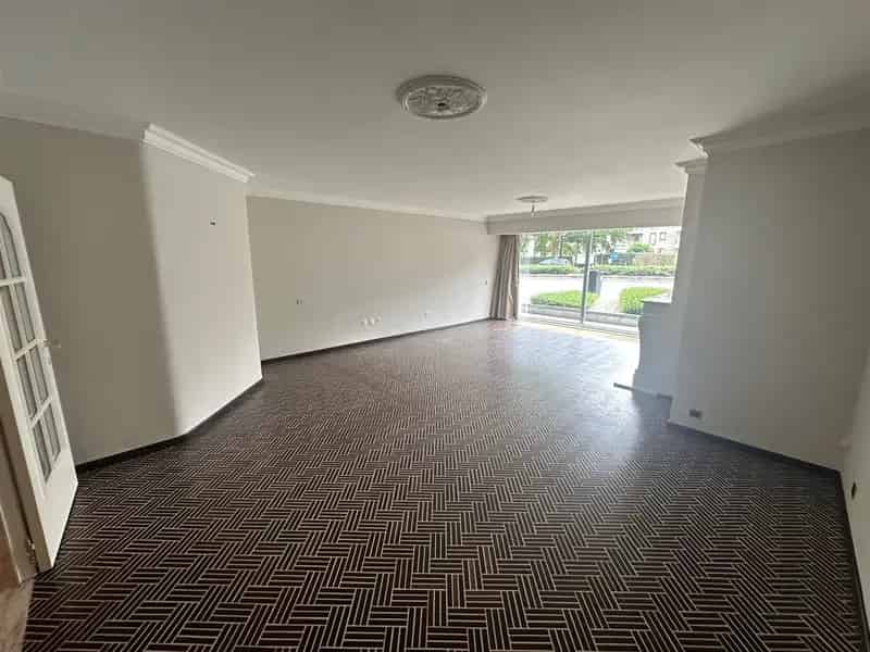 Ruim gelijkvloers appartement met 2 slaapkamers, ruim terras en garage