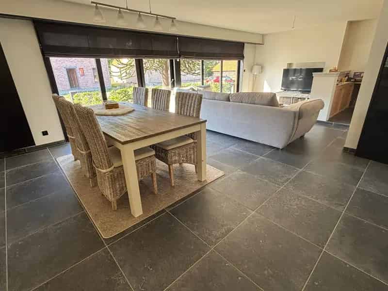 Instapklare Gelijkvloerse Woning met Grote Opslagruimte