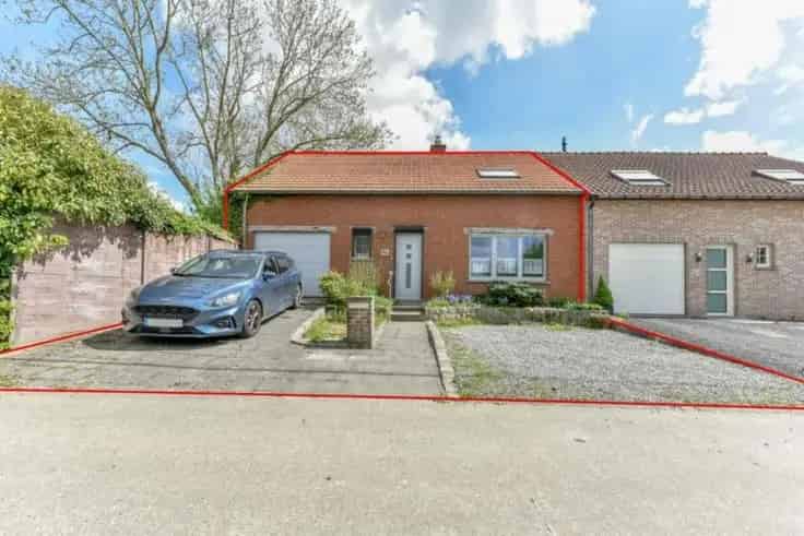 Te renoveren woning met garage en grote tuin in Bierbeek