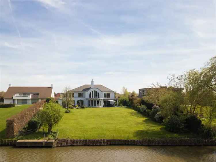 Villa gelegen aan de oevers van de Leie te Astene