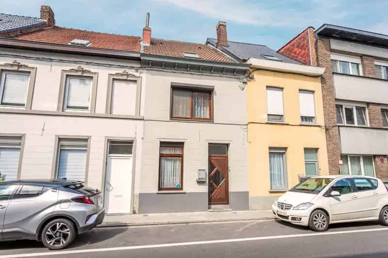 Op te frissen woning 2-3 slaapkamers ruime tuin te koop