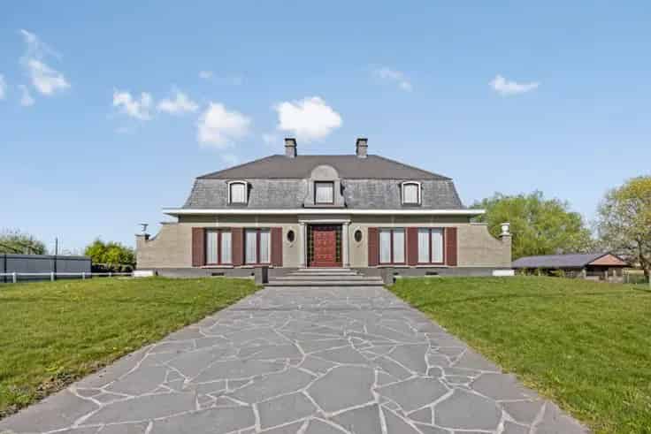 Te renoveren villa met 3 slaapkamers en grote tuin
