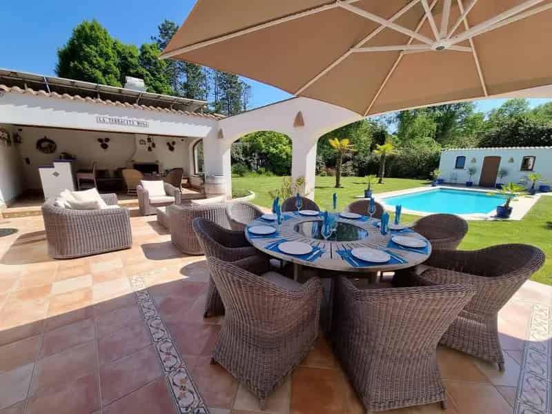 Spaanse villa, zeer rustig gelegen en gekaderd in een mooi verzorgde tuin voorzien van zwembad
