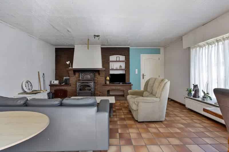 Rustig Gelegen Open Bebouwing met Dubbele Garage en 3 Slaapkamers