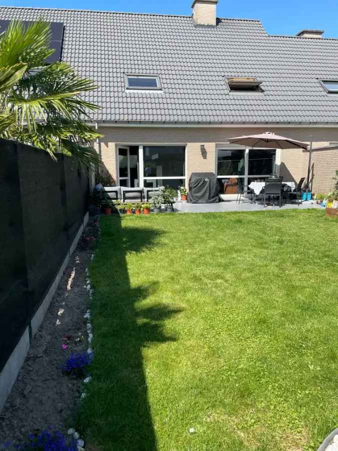 Rustig gelegen drie-slaapkamer EENGEZINSWONING met tuin & garage