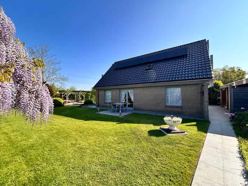 Rustig gelegen villa met tuin en garage te koop