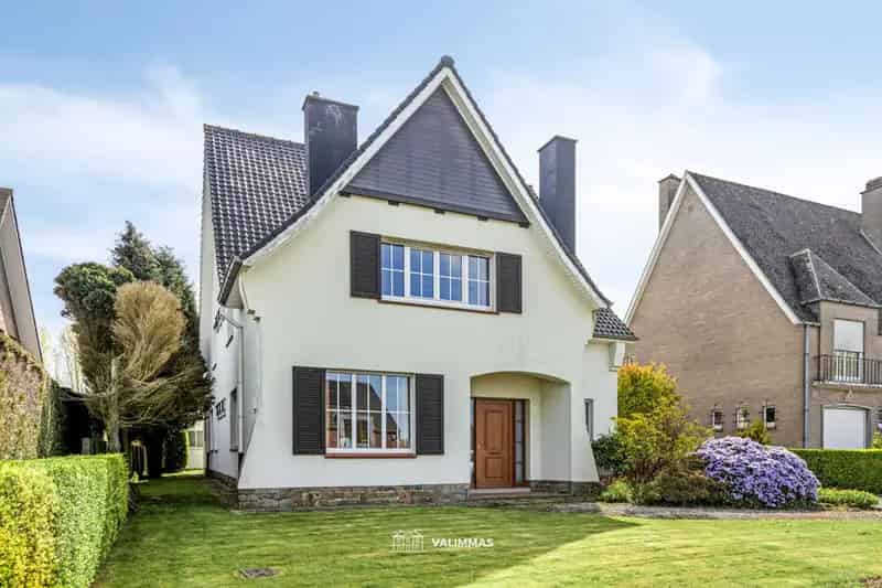 Ruime Klassieke Villa met Garage en Tuin