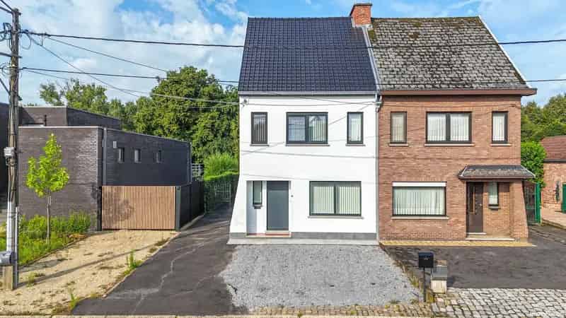 Halfopen bebouwing met 4 slpks en tuin!