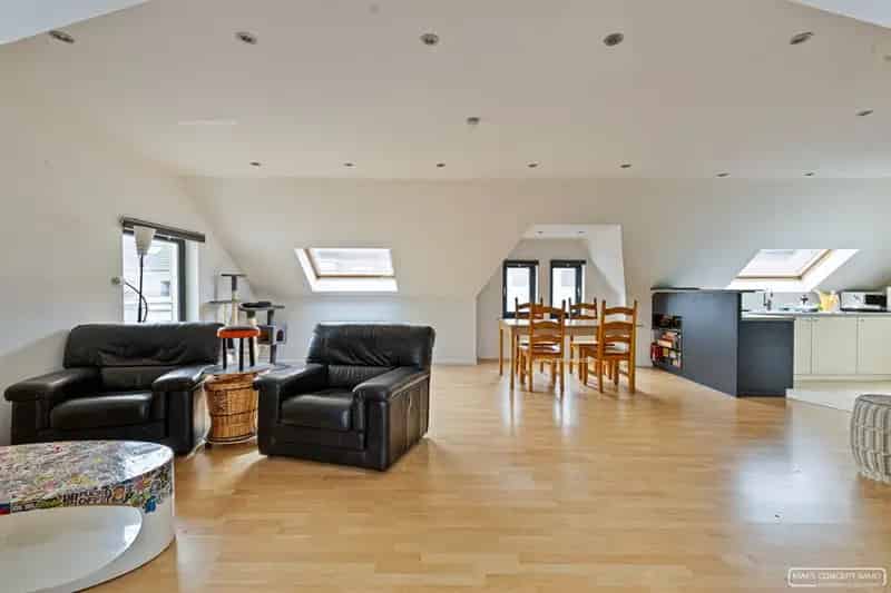 Huis te koop Desselgem: Handelspand met Appartement en Garage