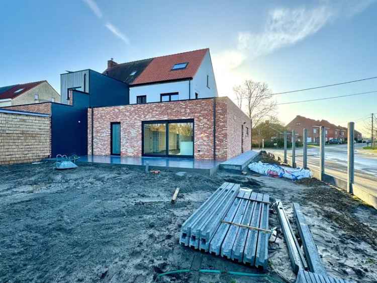 Te huur gerenoveerde halfopen woning in Belgium met 3 slaapkamers en tuin