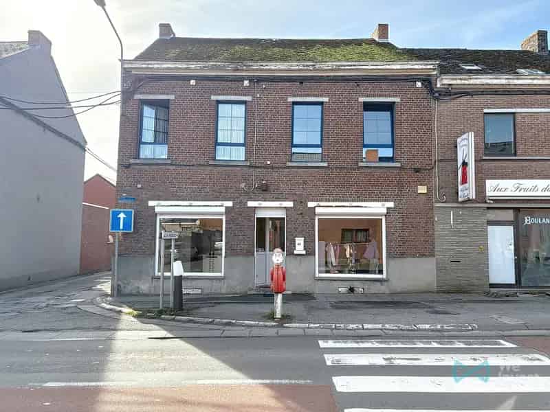 Ruime 3-gevel woning te renoveren nabij autosnelwegen