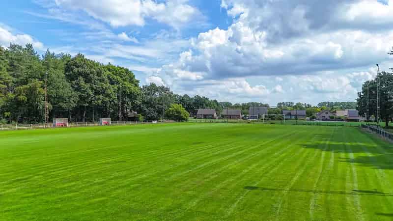Voetbalveld met kantine te koop 245 ha Bosrijk gebied