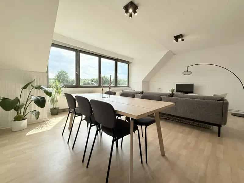Appartement te huur 2 slaapkamers  hoogste verdieping