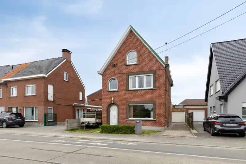 Gerenoveerde woning met praktijkruimte te koop Oeselgem
