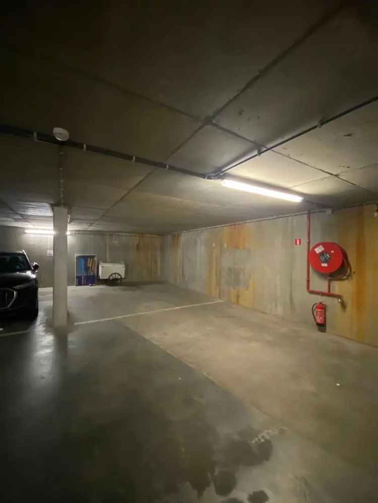 Koop parkeerplaats ruime autostaanplaats in recente ondergrondse garage