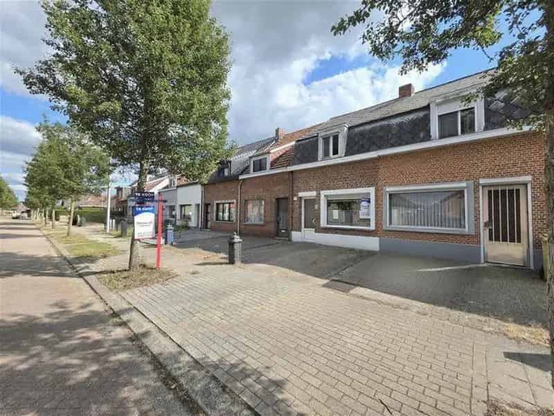 Burgerswoning met 2 à 3 slpks, parking en tuin met ingang