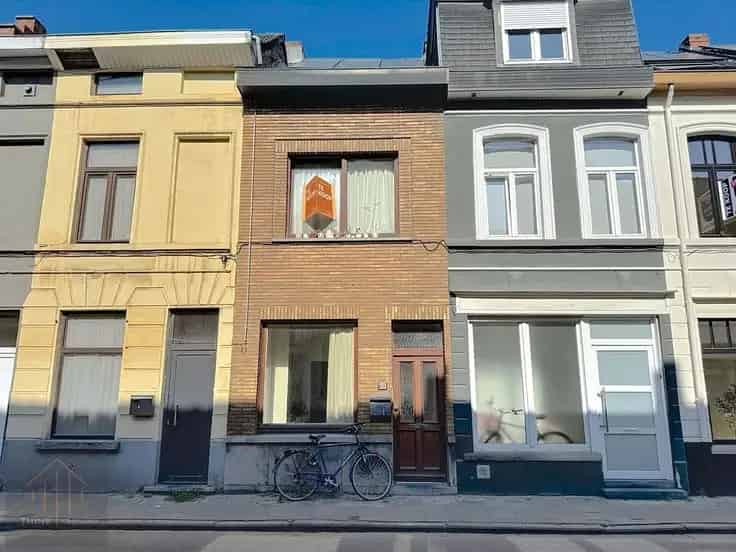 Huis Te Koop Ruime woning met potentieel