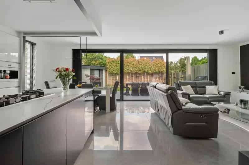 Luxe Nieuwbouwwoning 4 slaapkamers 3 badkamers Jacuzzi 26 Zonnepanelen