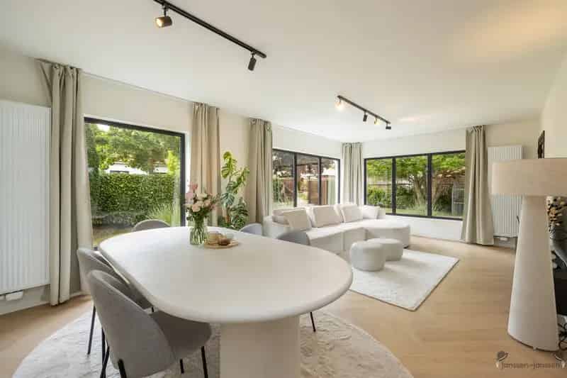 Huis te koop Schilde: Instapklare gerenoveerde woning met tuin
