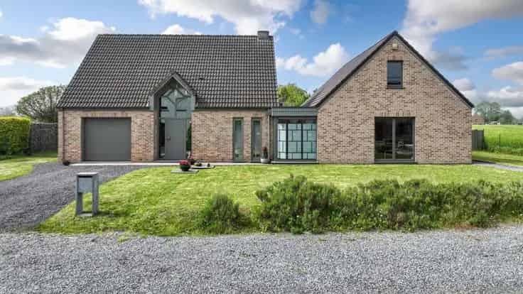 Luxe Villa met Bijgebouw te Koop Huissignies