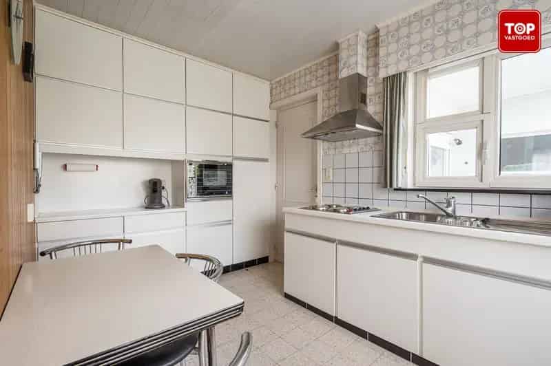 Te renoveren bungalow met enorm potentieel op een Toplocatie