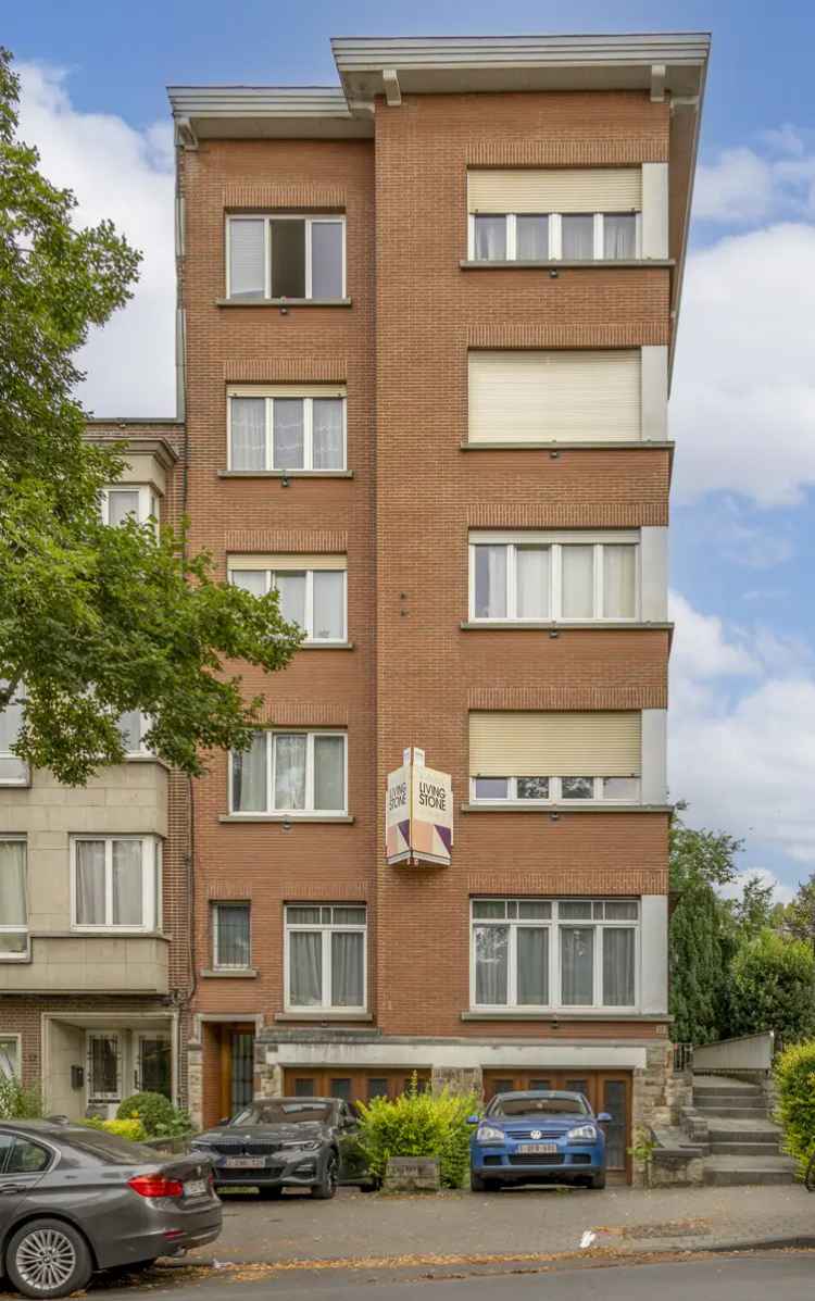 Opbrengsteigendom met 5 appartementen met elk 3 slaapkamers.