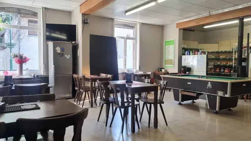 Huis te huur met handelsruimte en 2 appartementen