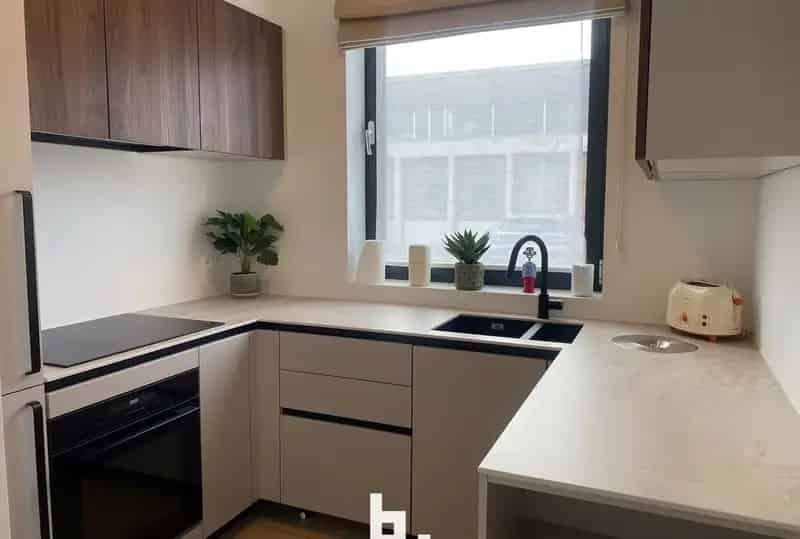 Instapklare halfopen woning  met 4 slpks, koer en ondergrondse autostaanplaats