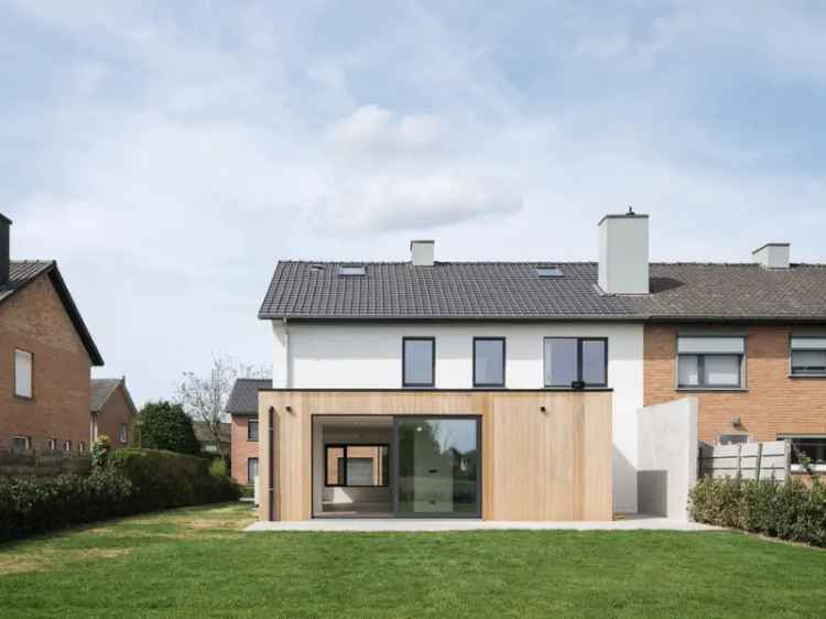 Gerenoveerde gezinswoning 4 slaapkamers nabij station Hansbeke