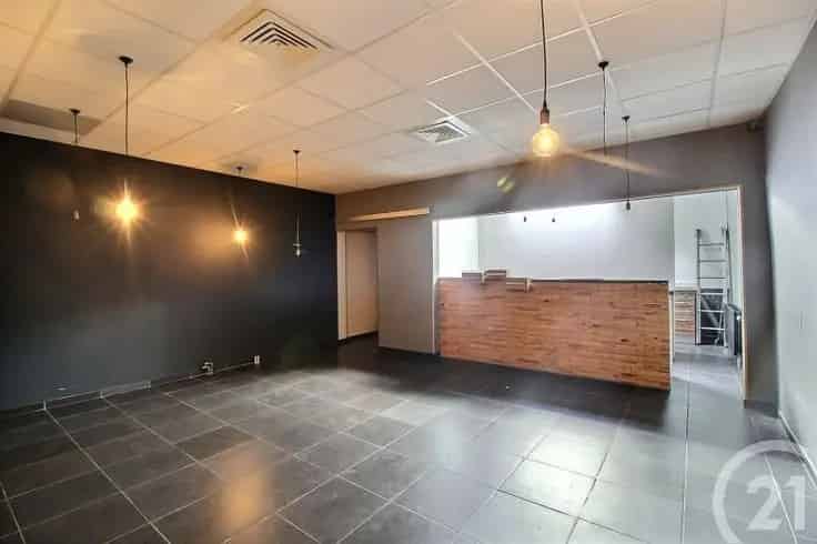 Handelspand met Appartement te Charleroi