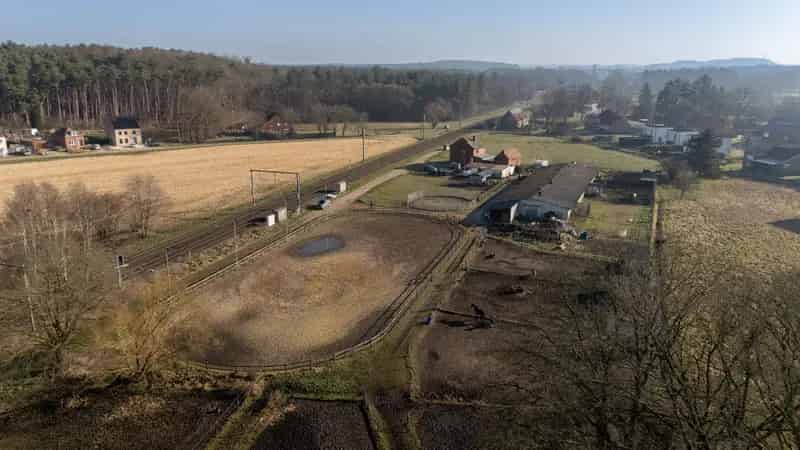Unieke Eigendom met Loods Bijgebouwen en Weilanden 87a37