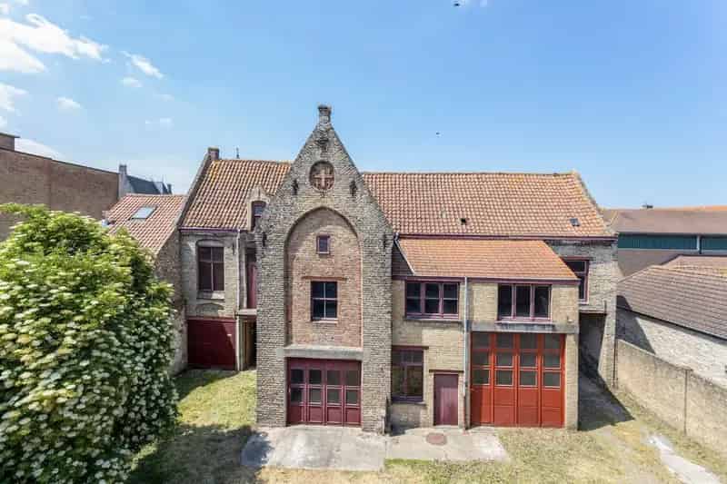 Historisch gebouw met garages in centrum Veurne