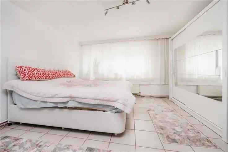 Ruim 1 Slaapkamer Appartement met Tuin Te Koop