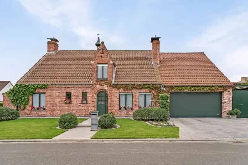 Ruime gezinswoning te koop met 4 slaapkamers en grote bergruimte