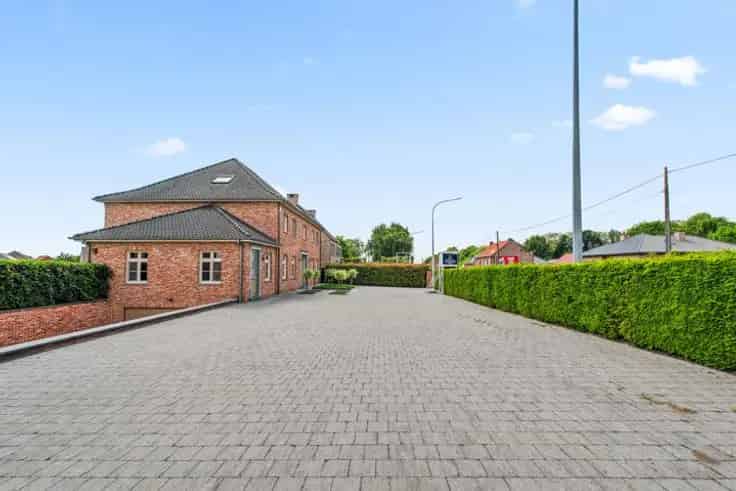 Ruime Villa Te Koop met Privé Kantoor en Zwembad