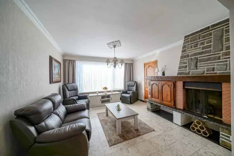 Ruime Familiewoning te Koop in Oudenburg met Garage en Tuin