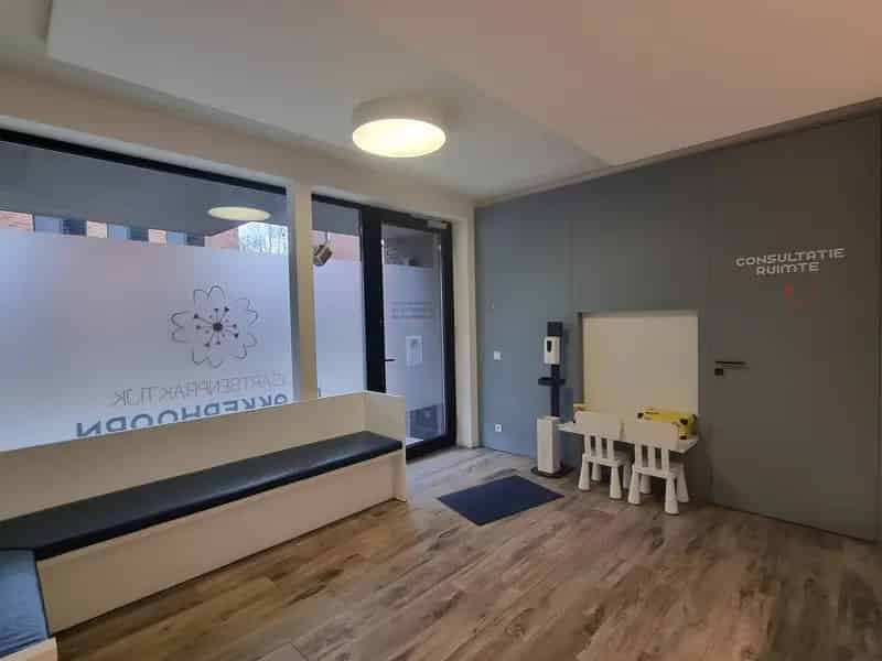 Appartement te huur Zedelgem: gerenoveerd handelspand